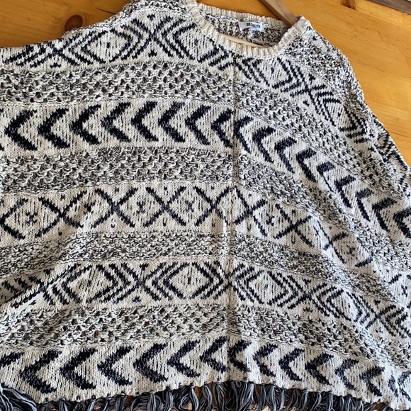 BB Dakota knit poncho - Picture 3 of 5